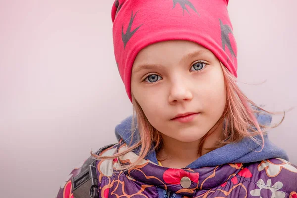 Fetiţă Ochi Albaştri Într Jachetă Florală Fata Păr Roz Într — Fotografie, imagine de stoc
