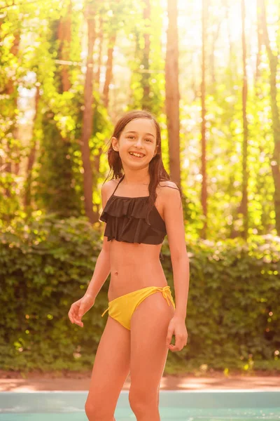 Adolescenta Ani Zâmbind Fata Costum Baie Lângă Piscină Într Însorită — Fotografie, imagine de stoc