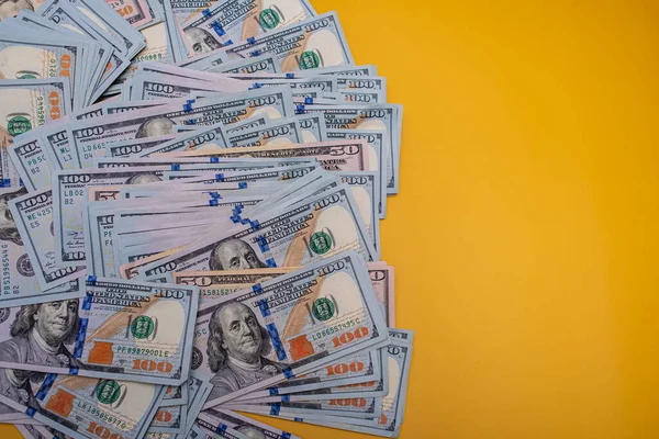 Conceptul Financiar Dolari Hârtie American Bani Lot Fundal Galben — Fotografie, imagine de stoc