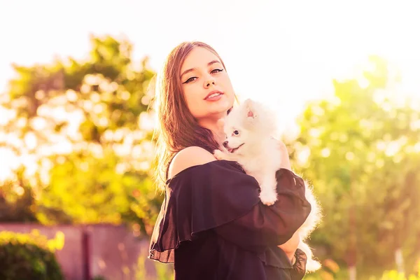 Uma Adolescente Cachorrinho Spitz Menina Morena Bonita Com Seu Cão — Fotografia de Stock