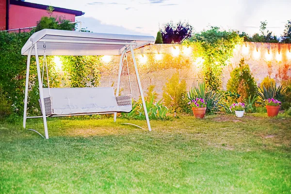 Parcela Verano Jardín Para Relajación Jardín Triple Swing Iluminación Noche — Foto de Stock
