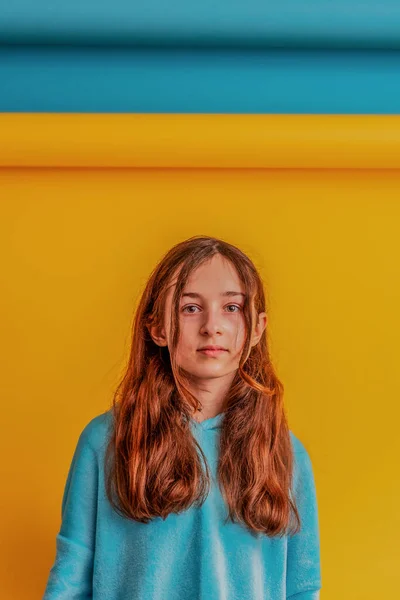 Κορίτσι Μπλε Κουκούλα Κίτρινο Και Μπλε Φόντο Κορίτσι Για Την — Φωτογραφία Αρχείου