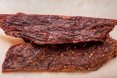 Et çiğ, kurutulmuş, yakın plan iki parça. Makro et fotoğrafı. Et, protein..