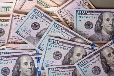Zeytin rengi arka planda bir sürü Amerikan doları. İş, zenginlik.
