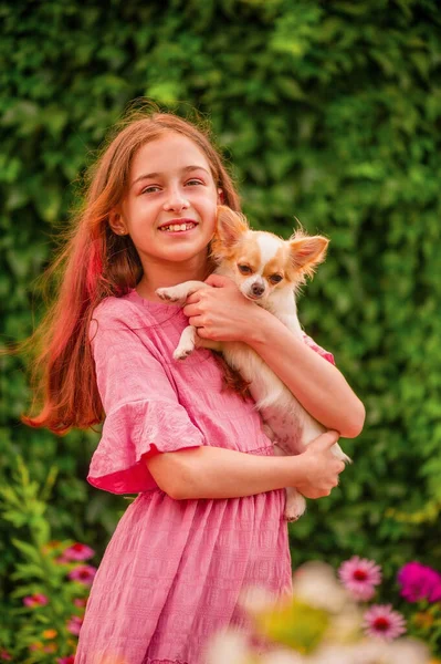 Menina Animal Estimação Menina Adolescente Vestido Rosa Com Cão Chihuahua — Fotografia de Stock