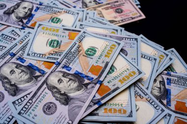 Finans ve iş. Siyah arka planda Amerikan doları.