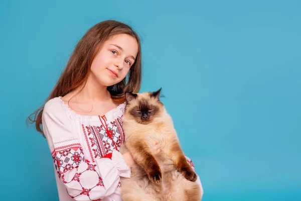 Fille Dans Chemise Brodée Sur Fond Bleu Adolescente Avec Chat — Photo