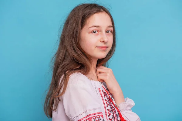 Ukrayna Nakışlı Giysileri Olan Yaşındaki Bir Kızın Portresi Mavi Arka — Stok fotoğraf