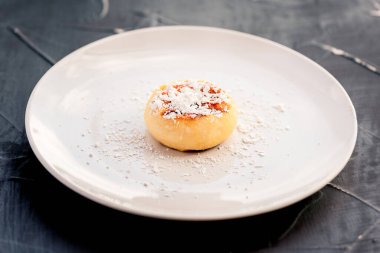 Lezzetli tatlı. Peynirli kekle birlikte beyaz tabak. Süzme peynir yemeği..