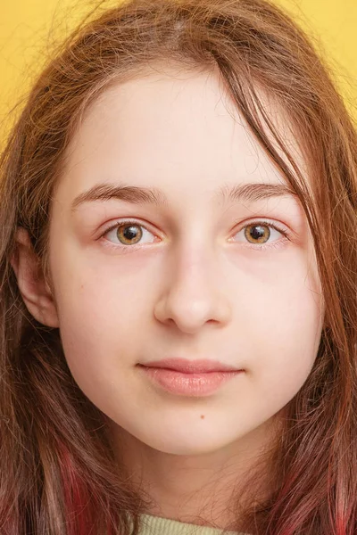 その少女は前向きな気分だ 黄色の背景に10代の少女の肖像画 — ストック写真
