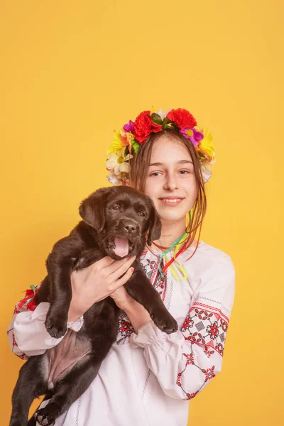 Mädchen Und Labrador Retriever Schwarz Ein Teenager Mädchen Mit Ihrem — Stockfoto