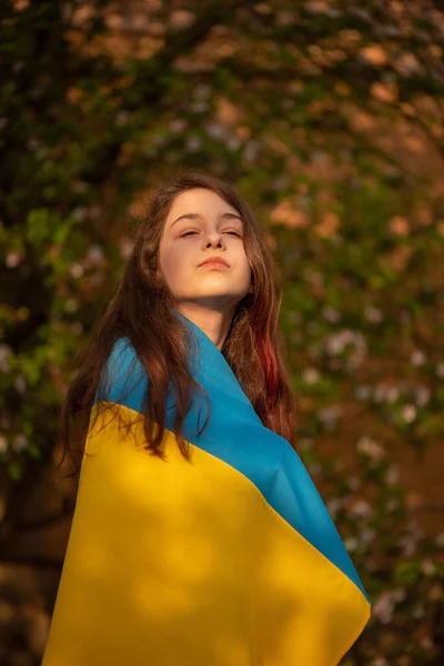 Adolescente Debout Avec Drapeau Ukrainien Tissu Jaune Bleu — Photo