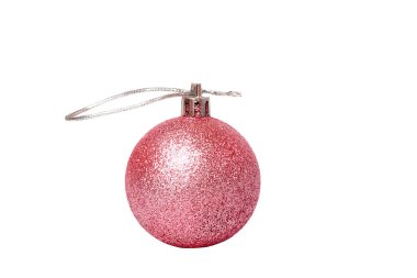 Noel ağacında parlak katmanlı pembe oyuncak beyazı izole eder. Yeni yıl konsepti.
