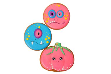 Zencefilli kurabiye hayaletleri ve beyaz üzerine izole edilmiş balkabağı. Cadılar Bayramı için ikramlar.