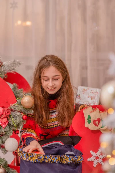 Nastoletnia Dziewczyna Swetrze Bada Prezenty Torbie Świąteczny Świąteczny Portret Uśmiechniętego — Zdjęcie stockowe