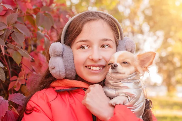 Fată Jachetă Portocalie Adolescentă Zâmbește Câine Chihuahua Brațe — Fotografie, imagine de stoc