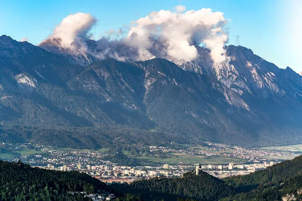 Widok Austriackie Miasto Innsbruck Południa Górami Hugh Alp Tle — Zdjęcie stockowe