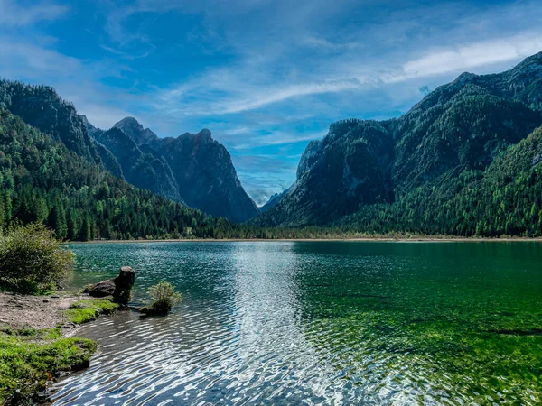 Πράσινα Νερά Της Λίμνης Dobbiaco Στα Ιταλικά Dolomite Alps — Φωτογραφία Αρχείου