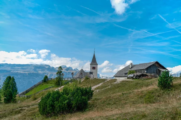 Santa Croce Helgedom Alta Badia Med Utsikt Över Bergen Fanes — Stockfoto