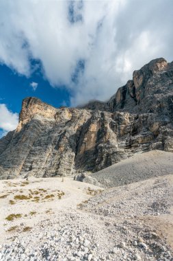 Sas dla Crusc / Santa Croce 'daki Kar Mağarası