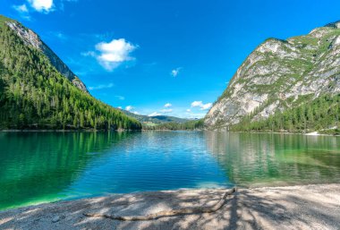 İtalya 'daki Dolomitler' de sihirli yeşil suyu olan ünlü Prag Gölü.