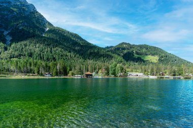 Dobbiaco Gölü 'nün yeşil suları İtalyan dolomit alplerinde.