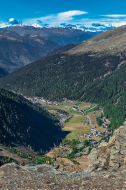 Sulden Solda Köyü Parlak bir sonbahar gününde dağlara karşı görüldü