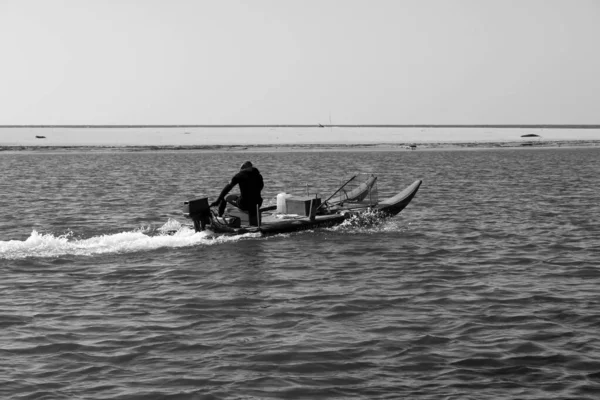 イタリア トーレ ラーゴで異なる漁法を示す漁師 — ストック写真