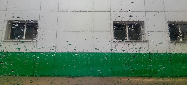 Gotas Chuva Uma Janela Com Uma Parede Cinza Verde Fundo — Fotografia de Stock