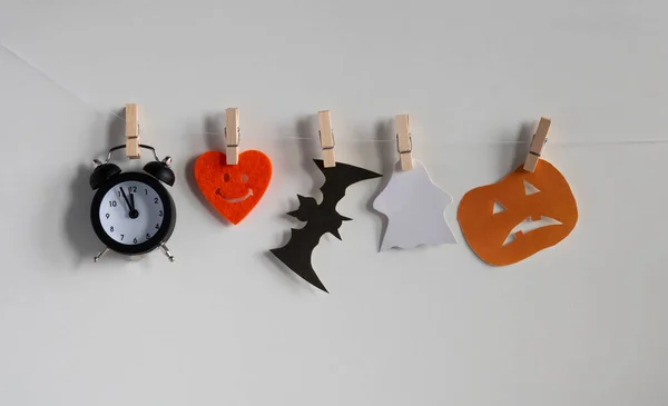 Tiempo Amor Halloween Reloj Corazón Murciélago Fantasma Una Calabaza Cuelgan — Foto de Stock