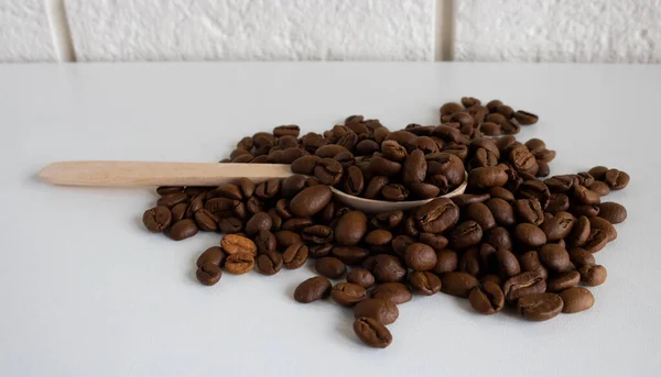 숟가락에 아로마식 맛있는 커피를 만들기 가루로 만드는 — 스톡 사진