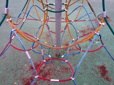 Çok renkli çeşitlilik ve oyun parkına tırmanmak için bir grup ip..