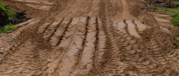İnşaat alanı, yol onarımı. Toprakta, kazıcı kovasından şeritler..