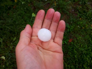 Yaz kasırgasından sonra elinde büyük bir dolu var..