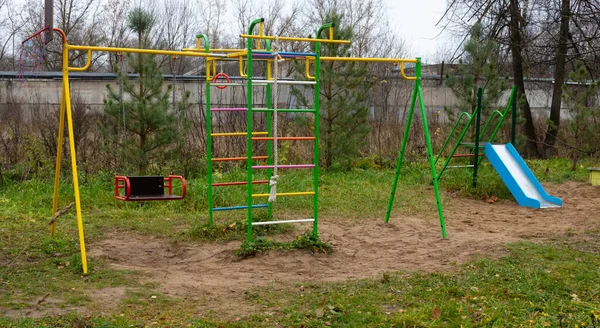 Lege Schommel Speelplaats Tuin Een Lege Plek Tijdens Coronaviruspandemie — Stockfoto