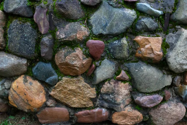 由苔藓和石头筑成的墙的背景 — 图库照片