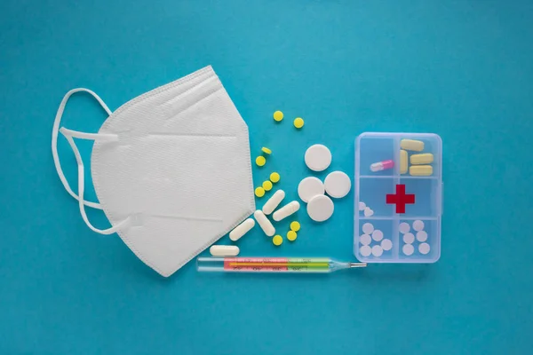 Capsules Tabletten Zitten Een Pil Organisator Doos Een Blauwe Achtergrond — Stockfoto