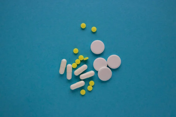 Läkemedel Piller Och Piller Blå Bakgrund Begreppet Medicin Och Behandling — Stockfoto