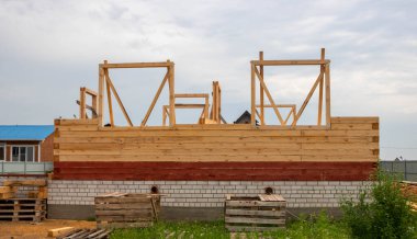 bitmemiş bir ekolojik ahşap ev ve inşaat alanı.