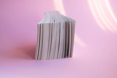 Pembe arka planda yeni bir yırtık takvim. Yeni yıl konsepti..