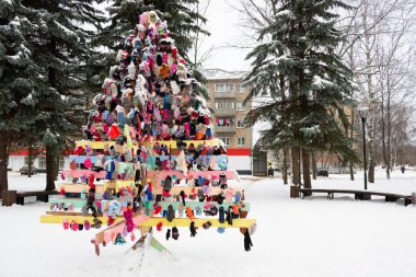 Yılbaşı arkaplanı eldivenden yapılmış bir Noel ağacı..