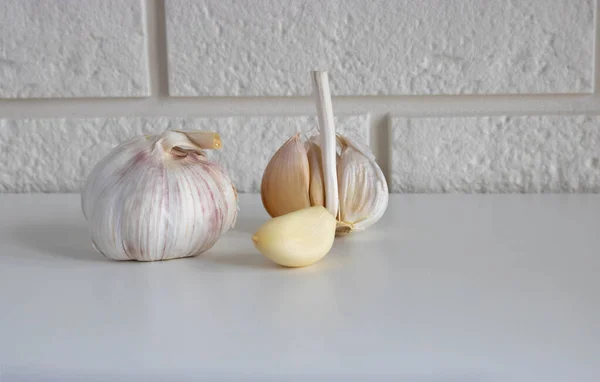 Cabeza Dientes Ajo Mesa Cocina Blanca —  Fotos de Stock