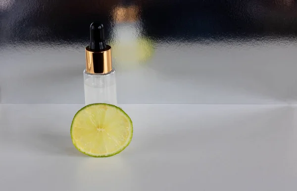 Essential Oil Glass Dropper Bottle Fresh Piece Lime Fruit Highlighted — Fotografia de Stock