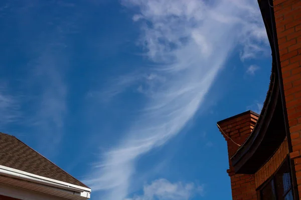 Schöner Himmelshintergrund Ungewöhnliche Zirruswolken Blauen Himmel — Stockfoto