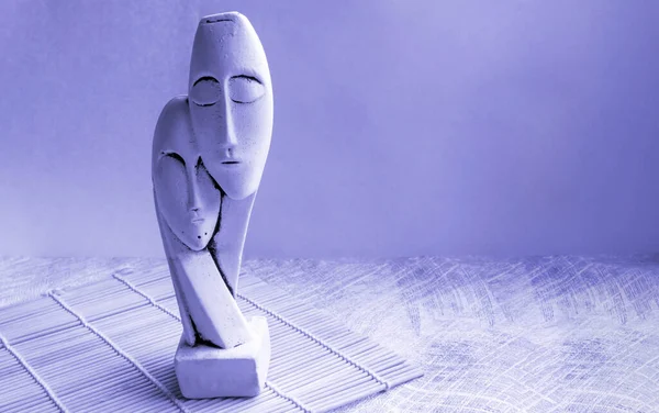 Statuette Couple Isolated Lilac Background Very Peri Face Man Woman Стоковое Изображение