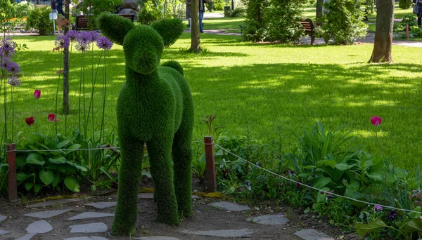 Escultura Cervatillo Parque Verde Sobre Fondo Árboles Flores Día Soleado — Foto de Stock