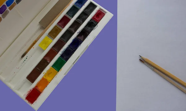 水彩は ライラックファッショナブルな色でブラシ鉛筆シート紙をペイントします とてもパーイ — ストック写真