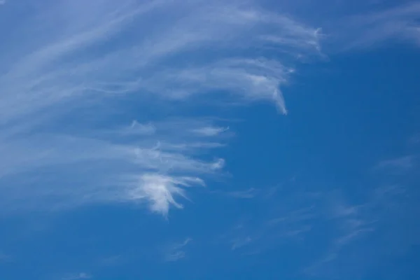 Bellissimo Sfondo Del Cielo Insolite Nuvole Cirri Nel Cielo Blu — Foto Stock