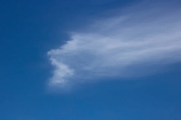 Schöner Himmelshintergrund Ungewöhnliche Zirruswolken Blauen Himmel — Stockfoto