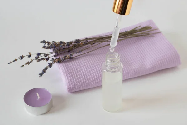 Skott Torkad Lavendel Och Ett Aromatiskt Lavendelljus Med Lila Handduk — Stockfoto